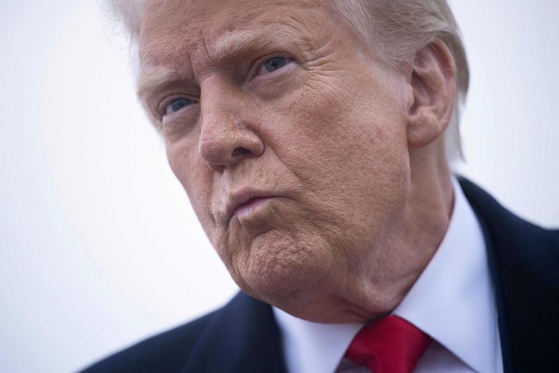 一男子持霰弹枪燃烧罐闯特朗普私宅被击毙 新闻