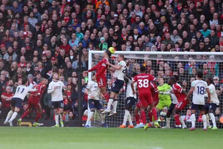 继曼联之后,利物浦是第2支英超上半场通过角球打入3球的球队 新闻