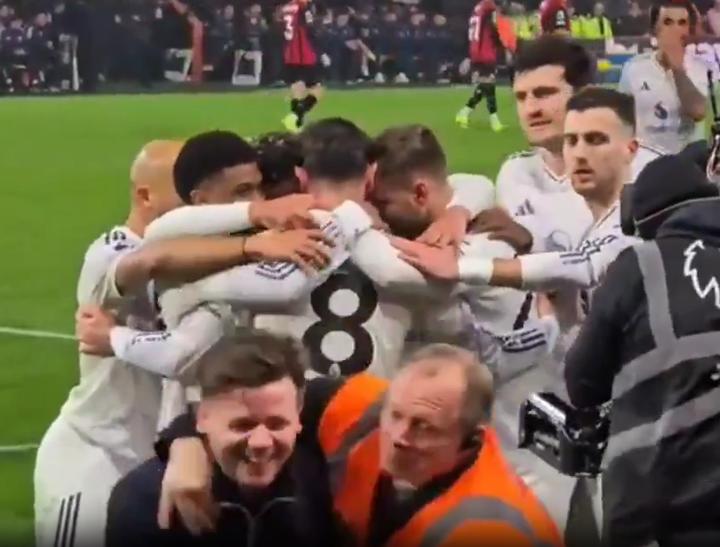 赛场意外惊喜:球迷混入曼联庆祝圈;B费获拥抱,达洛特满脸疑惑。 体育新闻 赛场意外惊喜:球迷混入曼联庆祝圈;B费获拥抱,达洛特满脸疑惑。 体育新闻