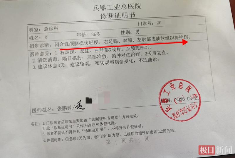  旅游城市暗藏隐患，黑车宰客引发冲撞事件；受害者讲述惊险经过，执法部门跟进。 新闻 旅游城市暗藏隐患，黑车宰客引发冲撞事件；受害者讲述惊险经过，执法部门跟进。 新闻