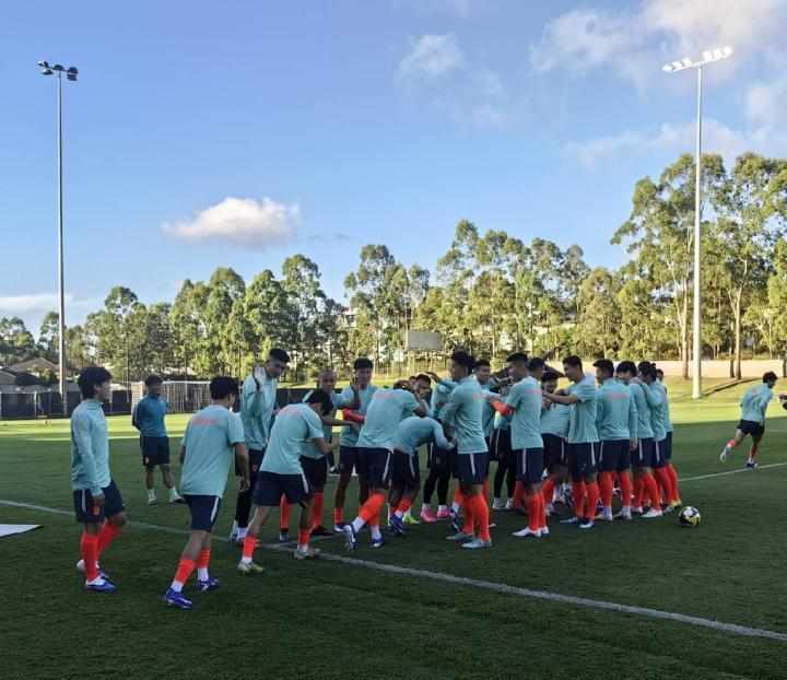 抵达悉尼当晚开练,国足首堂训练恢复优先;分组战术演练展开,邵佳一全程奔波指导。 体育新闻