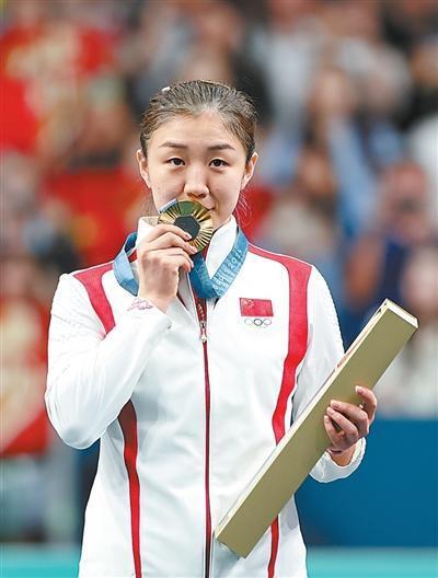 乒乓名将陈梦分享心路历程;伤病与恢复中的坚持力量;体育如何塑造人生多元价值。 体育新闻