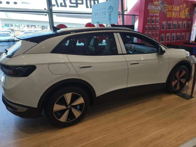  20万级SUV面临销售挑战；车企需在配置与定位间寻求平衡。 汽车科技