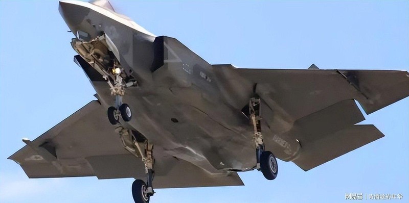  【技术拆解】三发布局背后的工程逻辑：为何说歼-36不是"唬人"之作 新闻