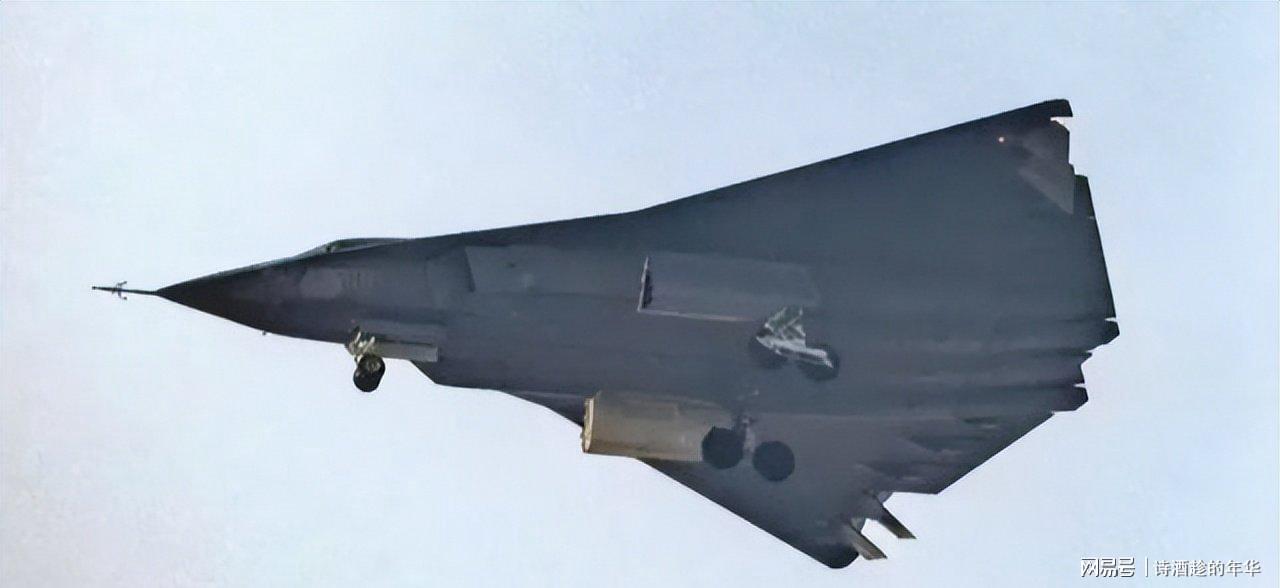  【技术拆解】三发布局背后的工程逻辑：为何说歼-36不是"唬人"之作 新闻